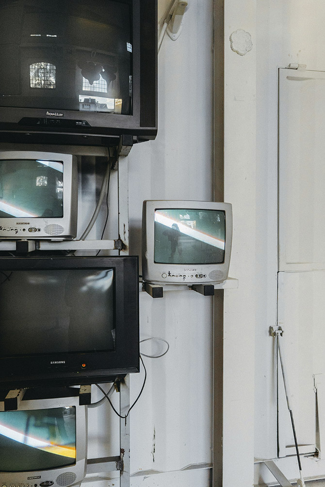 4 старых телевизора на стене